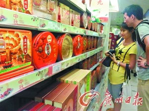商场购物卡销量降四成 物美价廉月饼销售火爆